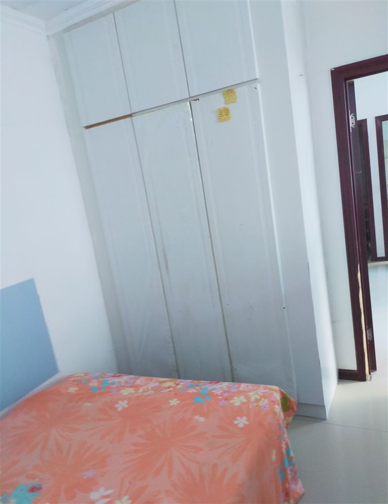 大商后面，二院的斜對(duì)角有六樓出租，拎包入住